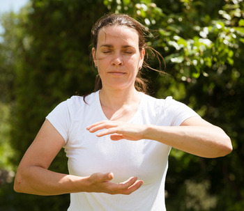 Quelles sont les différences entre le yoga et le qigong ? Découvrez lequel vous devriez pratiquer