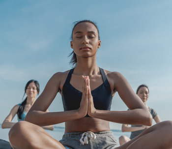 Qu'est-ce que le coaching en yoga ? 3 avantages de l'intégration du yoga dans votre vie