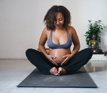 Qu'est-ce que le yoga prénatal ? 5 façons dont cela vous aidera